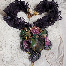 Pendentif Po&eacute;sie de Fleurs Haute-Couture brod&eacute; avec des fleurs en porcelaine, de la dentelle violine tr&egrave;s ancienne, des cristaux, des rocailles avec des accessoires en argent 925 et en plaqu&eacute; Or